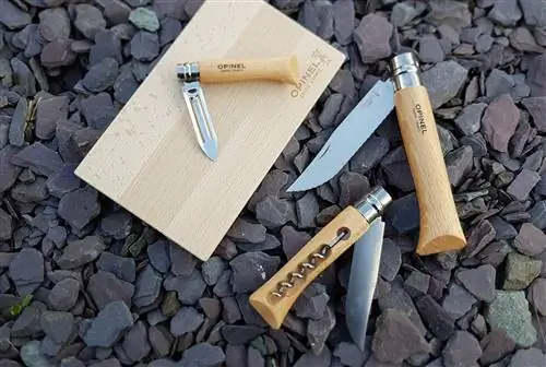 Кухонный набор Opinel Nomad включает два ножа, овощечистку, разделочную доску и штопор.