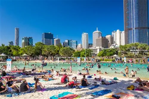 Streets Beach в парке Саут-Бэнк. Это внутригородской искусственный пляж рядом с центром города.