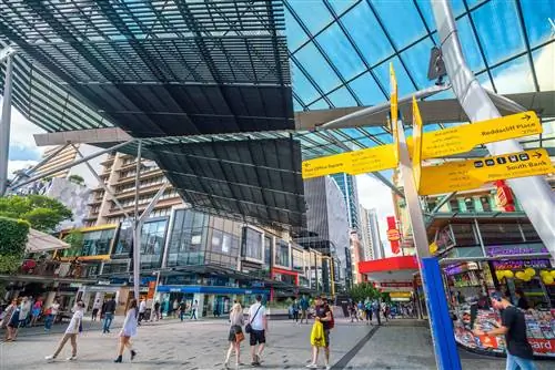 Посетители торгового центра Queen Street - пешеходного торгового центра с более чем 700 магазинами.