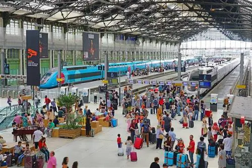 Вид на поезда и пассажиров на историческом вокзале Gare de Lyon, Париж, Франция