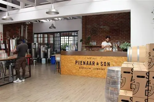 Кейптаунский джин - наполовину склад, наполовину бар, интерьер Pienaar & Sons представляет собой смесь деревянных полов, мебели из ДСП, кирпичных стен, стеклянных окон в стиле лофт и небольшого винокуренного оборудования.