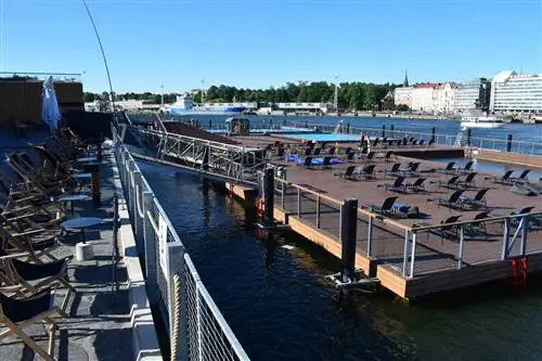 Плавающая палуба с открытыми бассейнами и шезлонгами в Allas Sea Pools в Хельсинки.