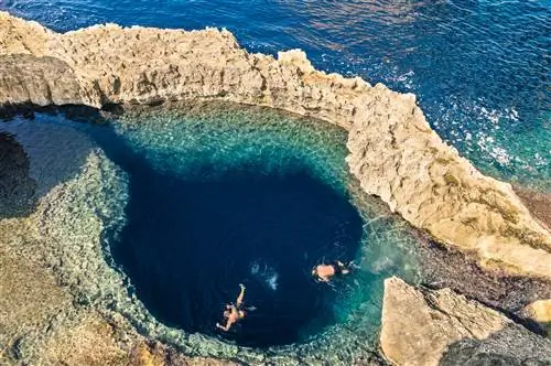 Пловцы у арки Azure Window на Гозо, Мальта, Европа