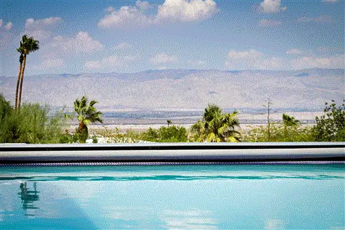 Горизонтальный бассейн с видом на горы