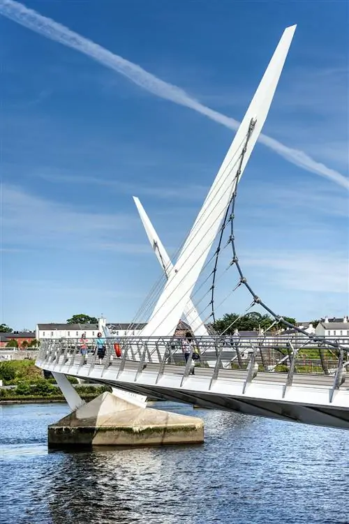 Мост мира в Дерри-Лондондерри является символом достижений Северной Ирландии за двадцать лет после заключения Соглашения Страстной пятницы.