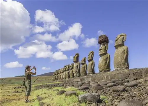 Женщина фотографирует статуи в Аху Тонгарики, остров Пасхи. Женщина фотографирует статуи в Аху Тонгарики, остров Пасхи.