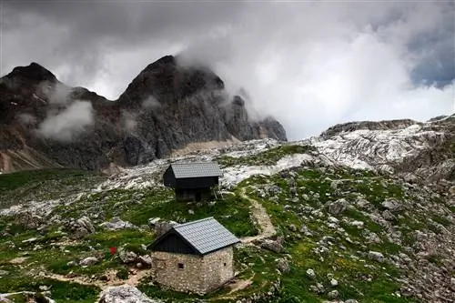 Особенности - Дождевые облака над хижинами в долине Триглавских озер, Юлийские Альпы
