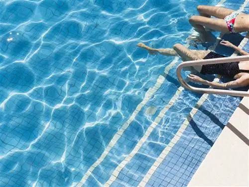 Две женщины отдыхают в бассейне в Палм-Спрингс, Калифорния.