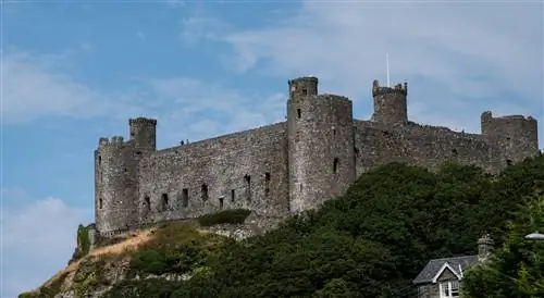 Вид на замок Харлех с пляжа