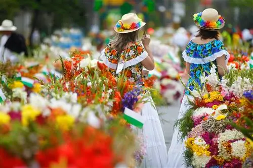 Женщины в цветочных тонах на Feria de las Flores