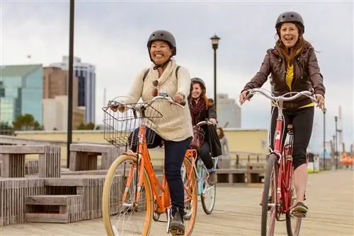 Три женщины едут на велосипеде по набережной Галифакса в Новой Шотландии.