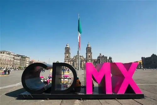 Современная скульптура CDMX в Зокало El Centro Histórico возле собора.