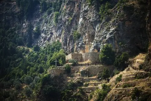 Дейр-Мар-Элиша построена в скалах под Бчарре, Ливан.