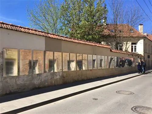 Конституция Ужуписа изображена на зеркальных табличках, каждая на своем языке.