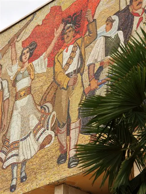 Фасад Национального исторического музея украшен мозаикой с изображением революционеров.