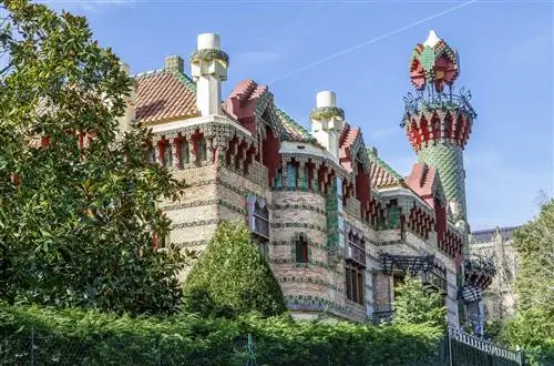 Фантастическое Капричо Гауди находится в Комильясе.