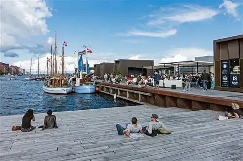 Посетители наслаждаются Ofelia Plads во время фестиваля Kulturhavn (Culture Harbour), Копенгаген.