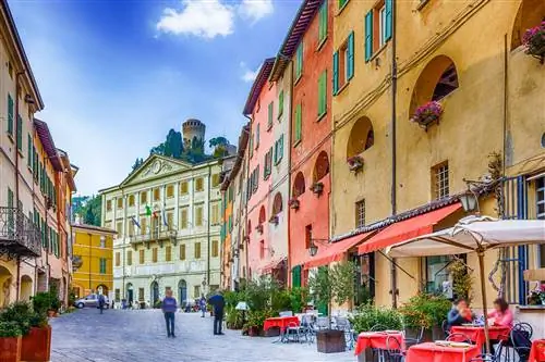 La Rocca находится над красивой деревней Бризигелла.