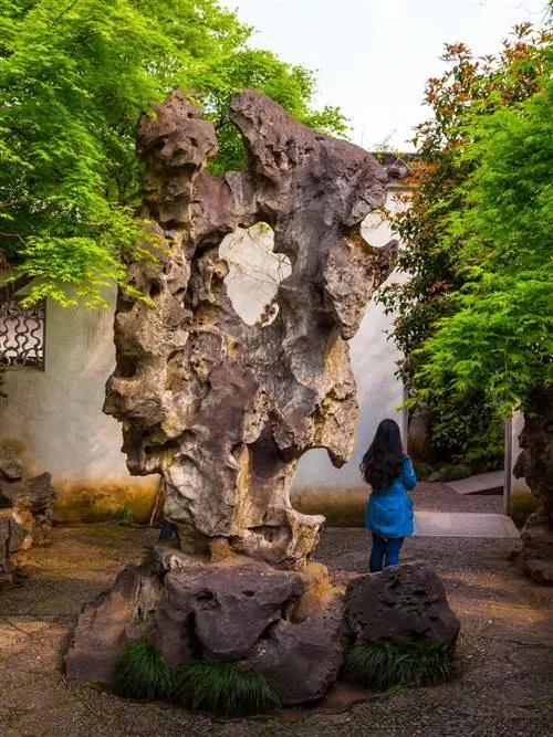 Крупное скальное образование с дырой посередине. Сад, в котором можно задержаться, - хорошее место, чтобы увидеть гигантскую скальную стелу причудливой формы.