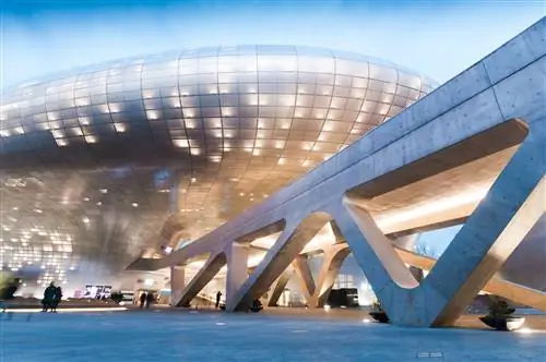 Современная архитектура Dongdaemun Design Plaza ночью