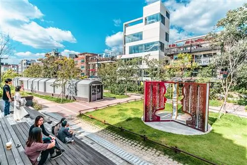 Местные жители отдыхают в лесопарке Gyeongui Line в Сеуле.