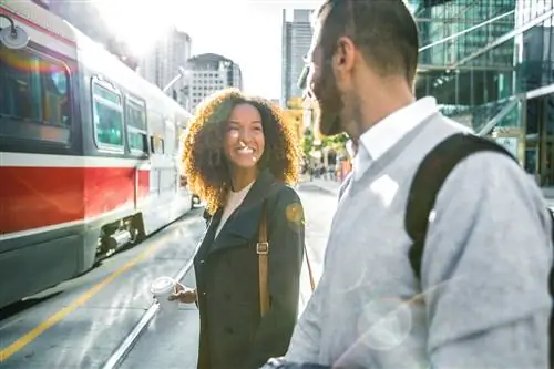 Встреча людей в центре города, идущих на работу утром