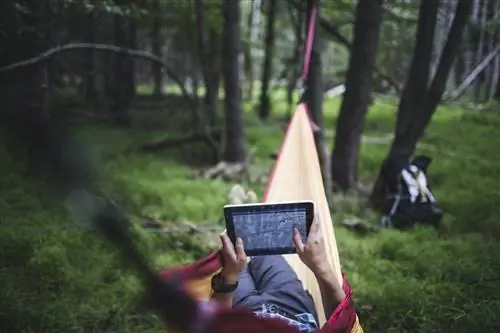 Современные гаджеты переключают напряжение автоматически, поэтому громоздкие зарядные устройства не нужны.