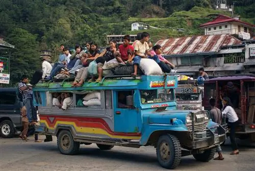 Пассажиры на крыше джипни