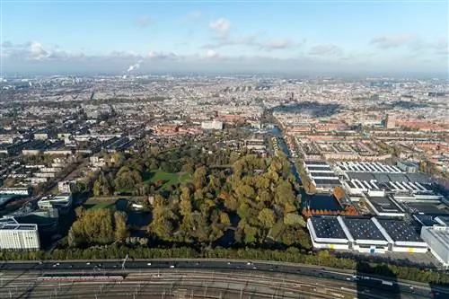 Аэрофотоснимок большого лесного массива, окруженного зданиями.