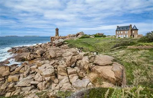 Волны разбиваются о берег из розового гранита Sentier des Douaniers (Путь старых таможенников) и вид на маяк Ploumanac'h Волны разбиваются о берег из розового гранита Sentier des Douaniers (Путь старых таможенников) и вид на маяк Ploumanac'h