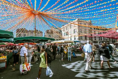 Рынок на площади де ла Клотр в городе Перигё в регионе Дордонь во Франции.