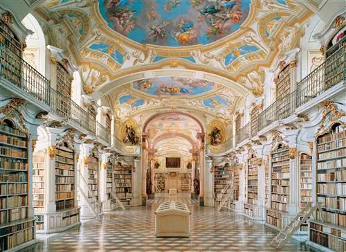 Длинный зал поддерживается прямоугольными колоннами, которые также служат книжными шкафами, каждая из которых обрамлена белыми и позолоченными колоннами в стиле барокко. Балкон окружает верхний уровень колонн, а над головой белый, синий и позолоченный потолок состоит из сводов и архитектурных бликов.