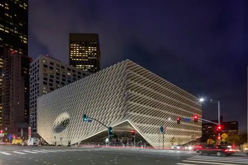 The Broad, музей современного искусства в Лос-Анджелесе в сумерках.