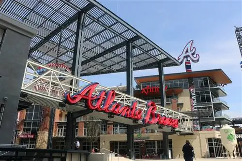Стадион Atlanta Braves и вращающийся знак «А» в солнечный день
