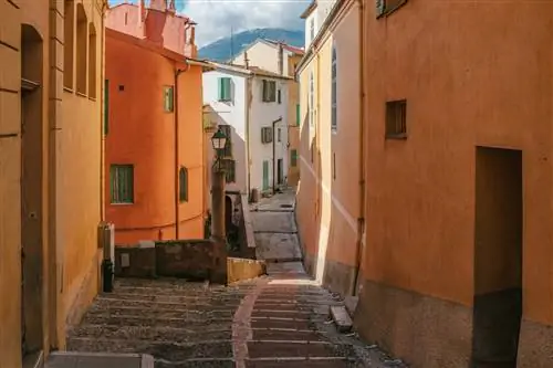 Каменные ступени и фасады лепных домов в историческом центре Ментона, Лазурный Берег, Франция