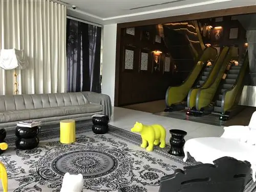 Вид на современные диваны и ярко-желтые дизайнерские предметы в холле отеля Yoo Panama.