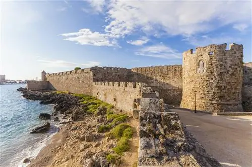 Древние городские стены в Старом городе Родоса
