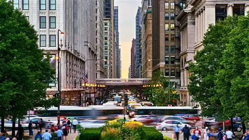 Уличная сцена с занятыми людьми в размытом виде и множеством машин