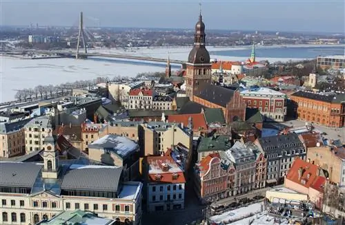 Вид на горизонт Риги, усыпанный шпилями многочисленных церквей города.