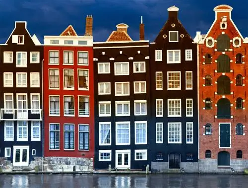 Новости путешествий - типичные дома вдоль канала