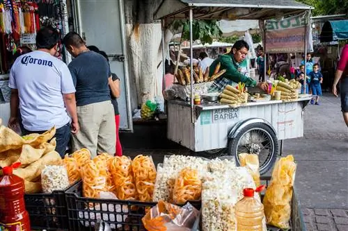Продовольственные киоски по продаже кукурузы в парке Идальго (главная площадь) Гвадалахара, Мексика