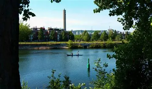 Люди катаются на каноэ по спокойному каналу в Монреале; бесплатные развлечения в Монреале