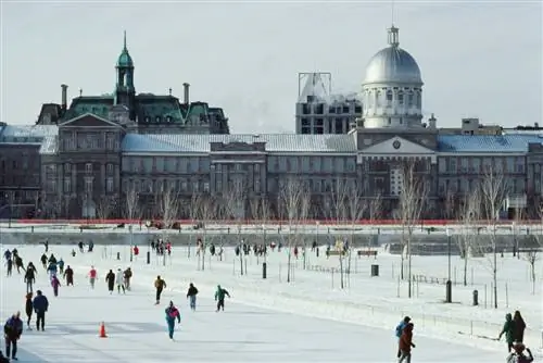 Люди катаются на коньках на открытом катке в Старом порту Монреаля.