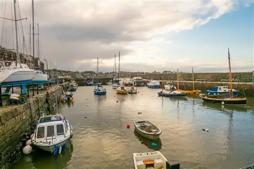 Лодки припаркованы у пирса в Северном Бервике.