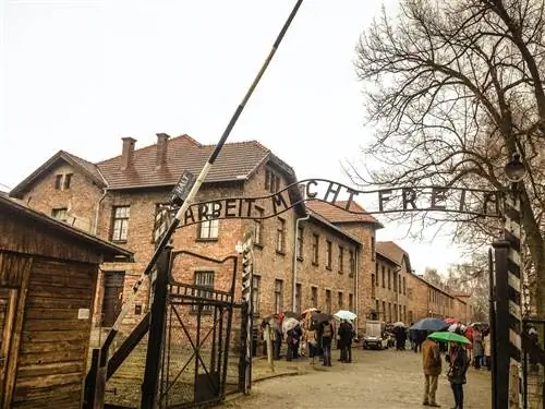 Вход в печально известный Освенцим, бывший нацистский лагерь смерти, а ныне музей. Над воротами слова arbeit macht frei («Работа освобождает»).