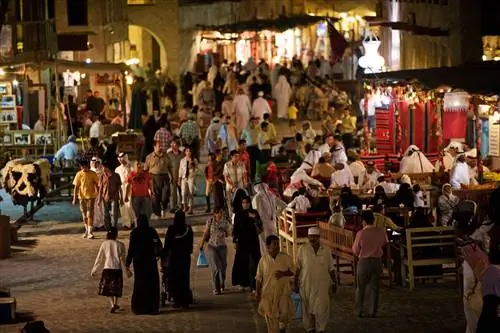Напряженный вечер Souq Waqif.