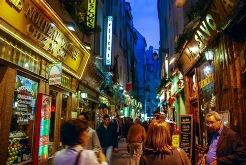 Оживленная улица Commerce St Andre в Латинском районе в сумерках.