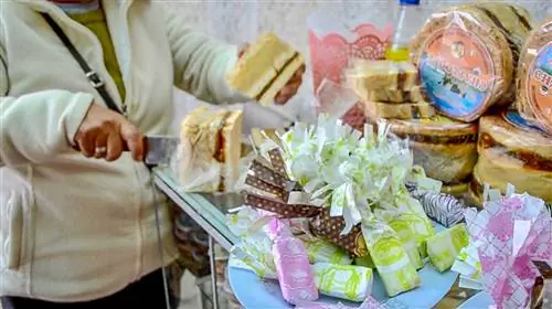 Женщина режет десерт в Перу