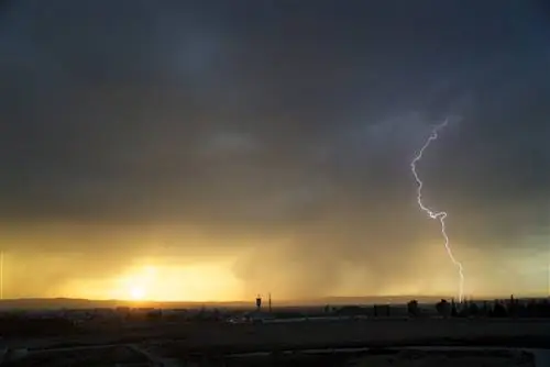 Удар молнии на закате над Изреельской долиной и Мегиддо в Израиле.