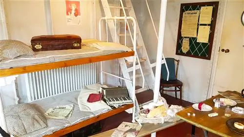 Внутри кабины экипажа тендера «Титаник» SS Nomadic, которая сейчас выставлена в квартале «Титаник» в Белфасте.